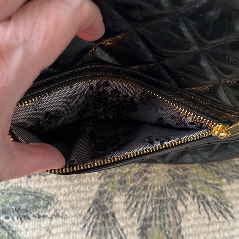 Elegant Black Quilted Shoulder Bag - Picture 9 of 9